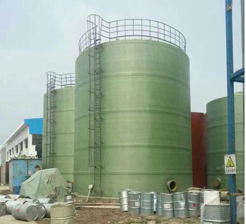 玻璃鋼儲(chǔ)罐施工現(xiàn)場(chǎng)